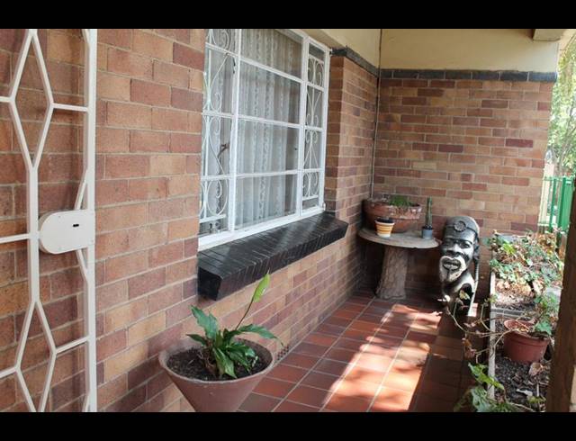 6 BEDROOM HOUSE FOR SALE IN BEZUIDENHOUT VALLEY